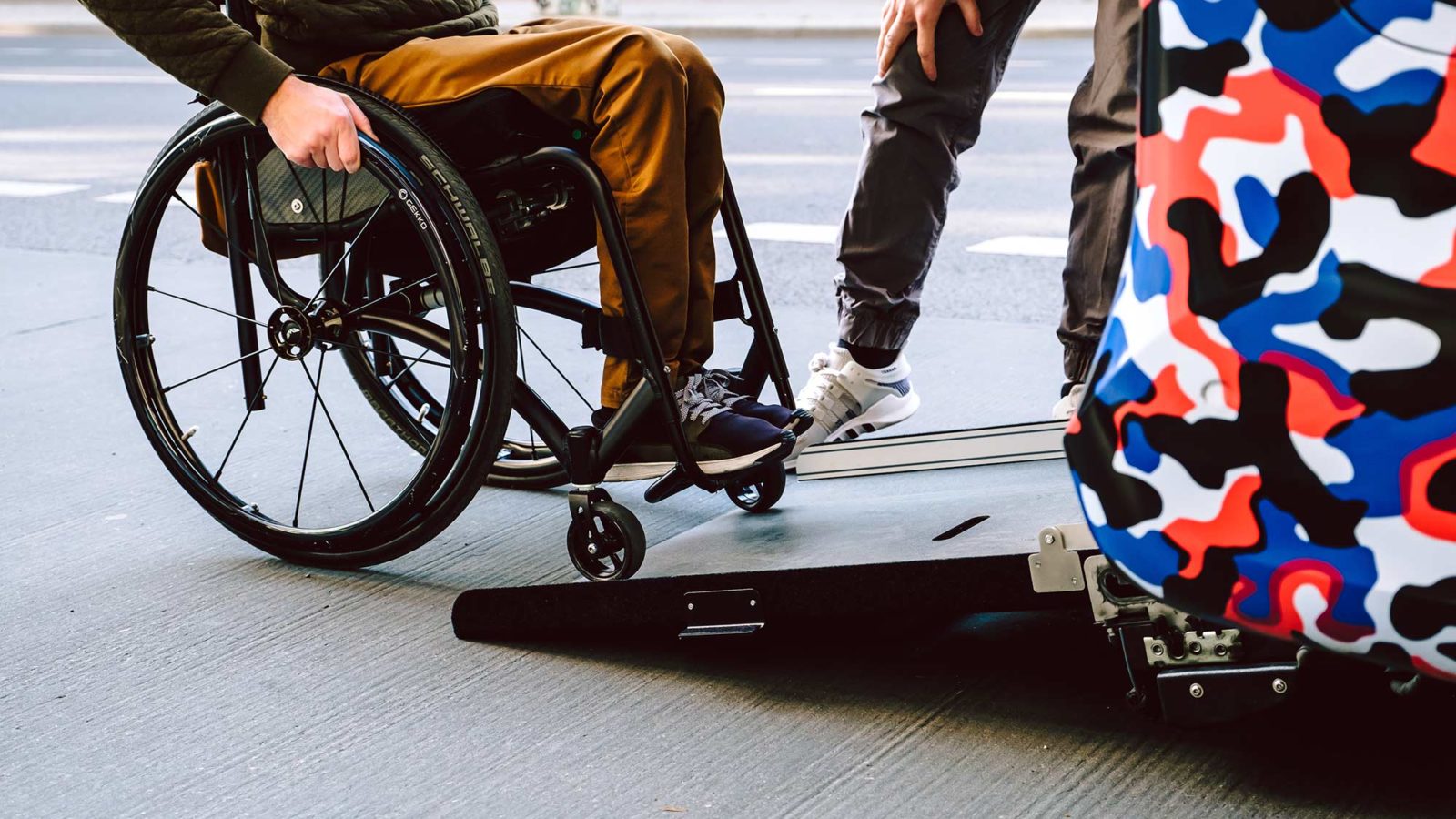 Rollifahrer beim Einfahren in ein Behindertenfahrzeug